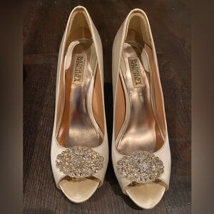 Badgley Mischka Size 8 ivory satin heels
